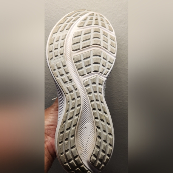 NIKE WOMEN'S Size 8 1/2 White and Gold Running Shoes - Picture 7 of 9